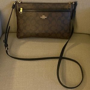 Coach Crossbody Signature Like New Condition with Removable Pouch Sleeve